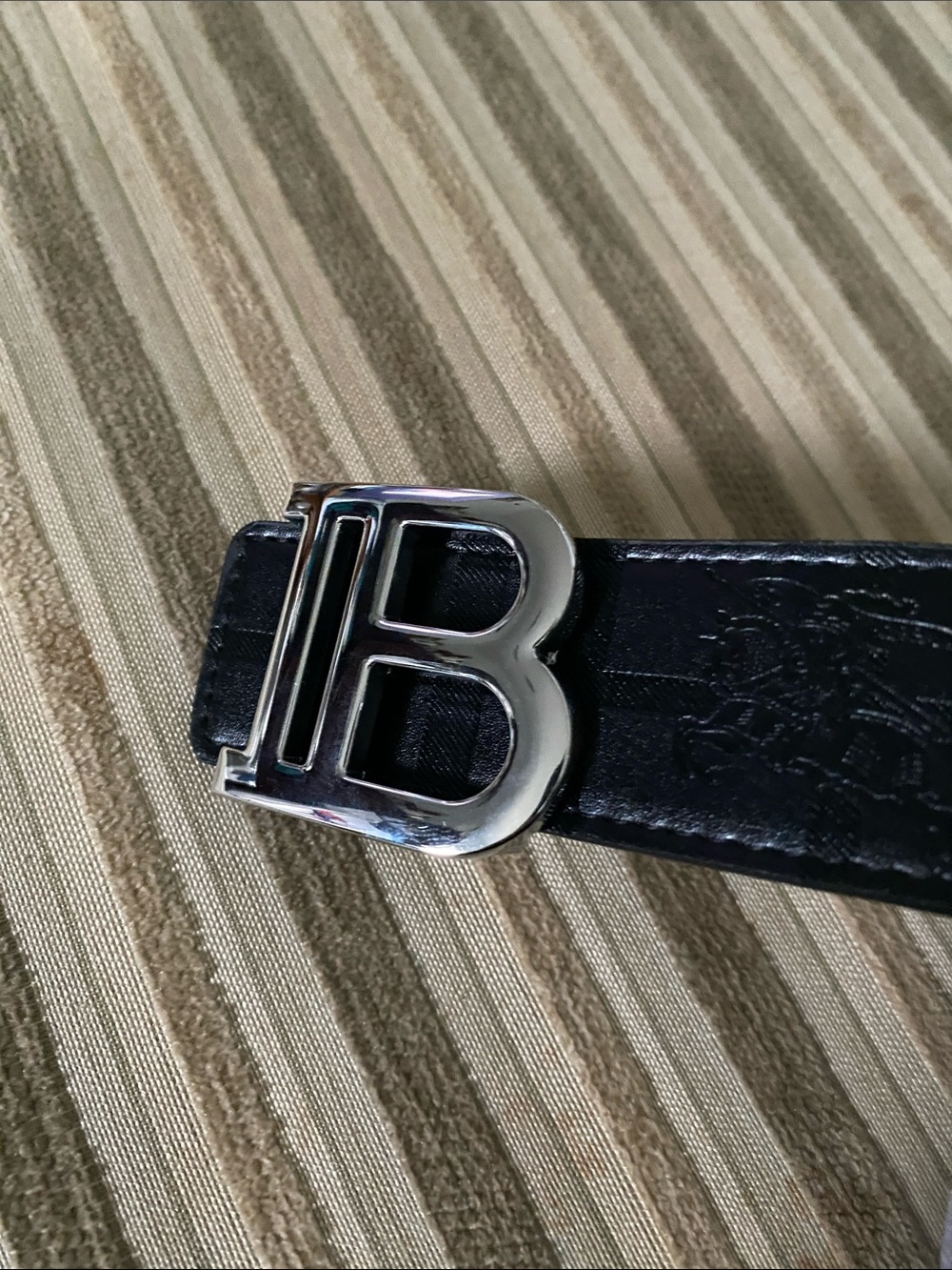 Silver “B” Buckle on Burberry Belt Featuring Reversible or Classic Print 120cm